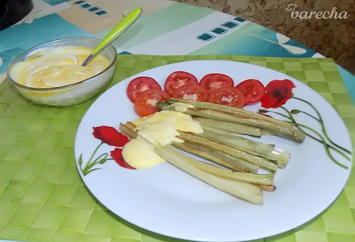 Tallos de acelga con salsa de cúrcuma (receta con foto)