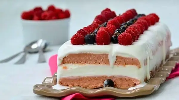 Nata montada y helado de frambuesa