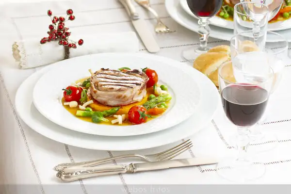 Tournedos with cava sauce and vegetables