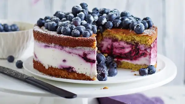 Quark, cream, and blueberry cake