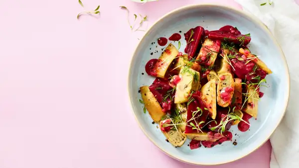 Fried Maultaschen with beetroot and dill