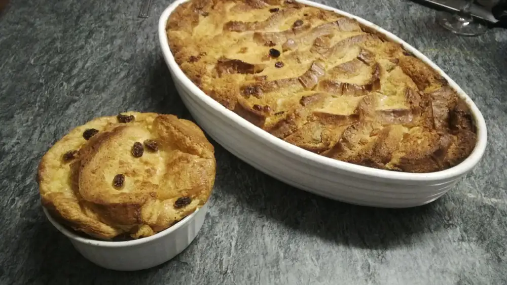 Pudín de pan brioche de vainilla con leche condensada azucarada