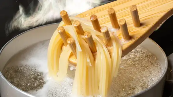 Hervir la pasta en agua es aburrido. Para darle un toque extra de sabor, usa esto en su lugar