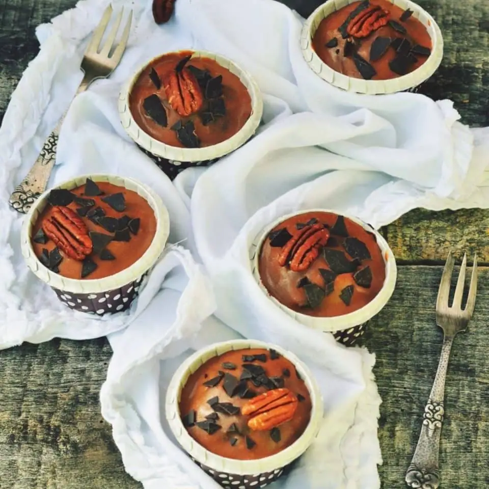 Magdalenas de chocolate con nueces pecanas caramelizadas