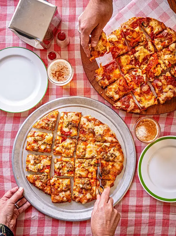 Tavern-style pizza