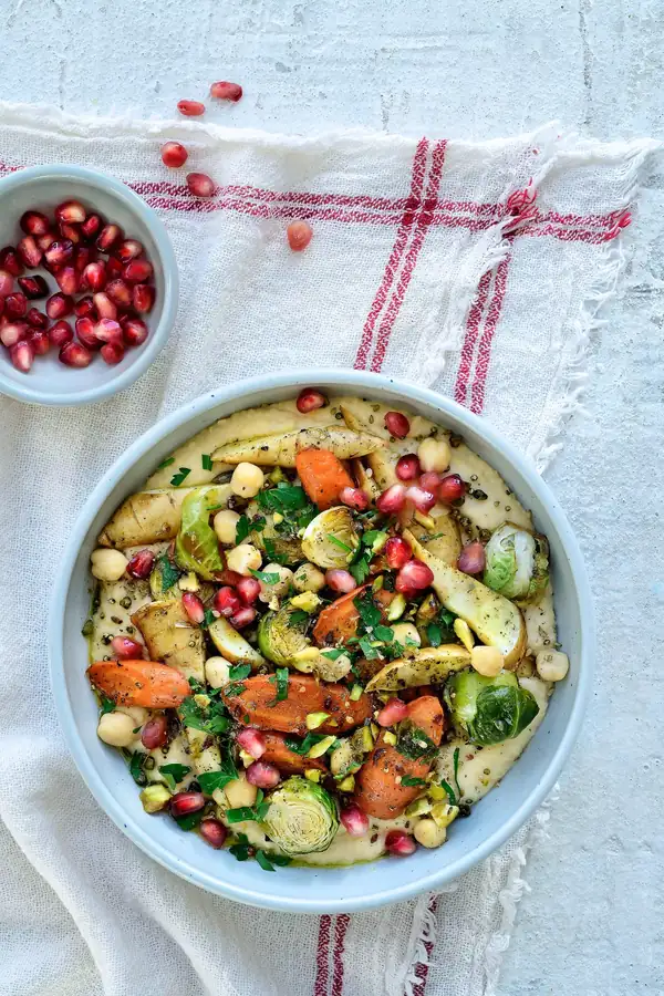 Hummus abundante con verduras de invierno asadas