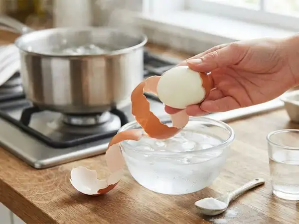Agregar este ingrediente al agua mientras se hierven los huevos facilita pelarlos