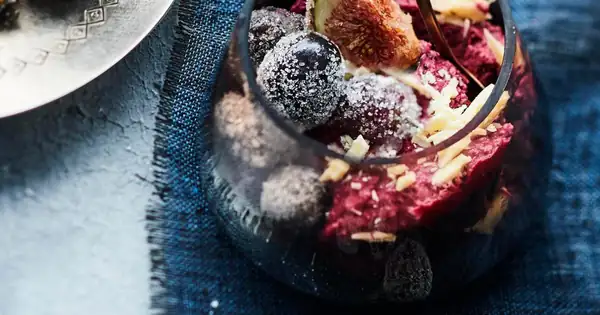 Blackcurrant chocolate cakes