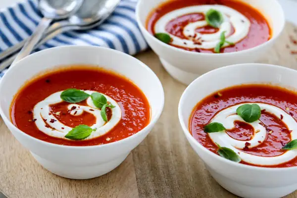 Sopa de tomate y zanahoria con naranja, chile y picatostes