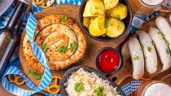 Pretzels, pintas y mucha prost: 10 lugares en Bengaluru para el Oktoberfest 2026