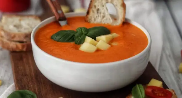 Sopa cremosa de tomate y verduras con mozzarella