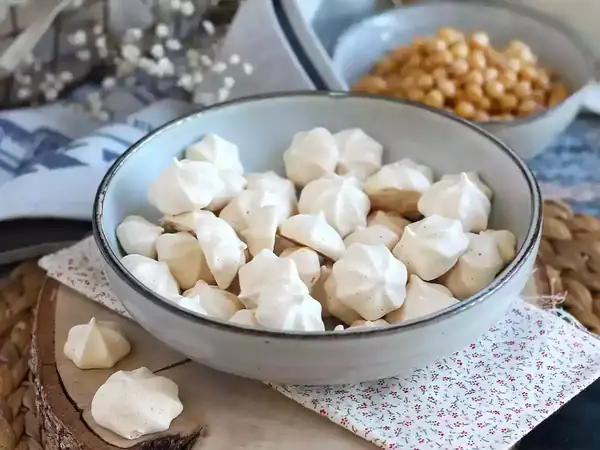 Vegan meringue recipe: egg-free meringue