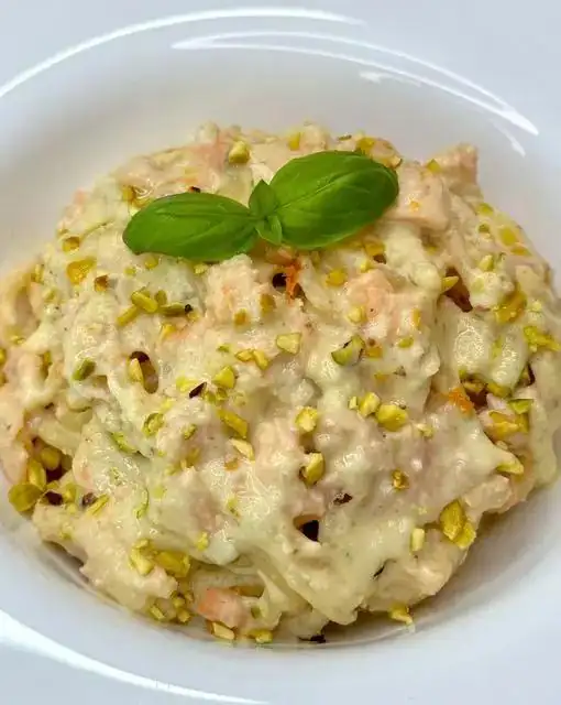 XXL Garofalo spaghetti with orange pesto, smoked salmon and pistachios