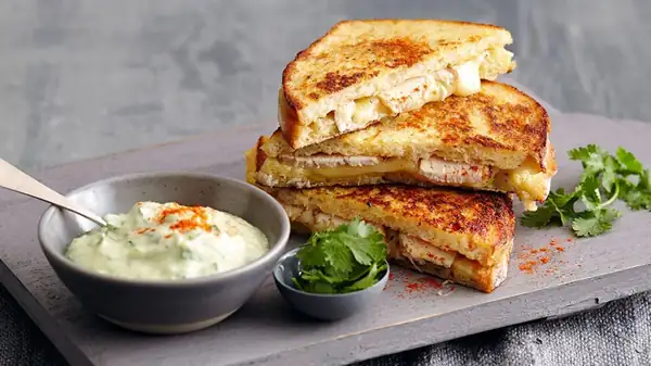 French toast with avocado dip: a quick and stylish dinner