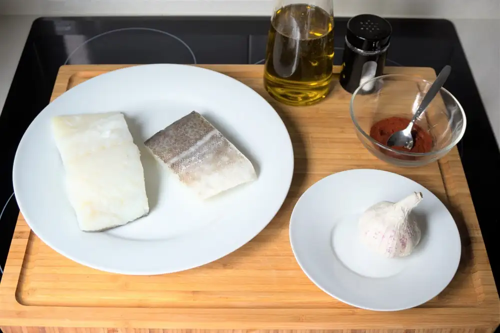 Cod with garlic and paprika sauce
