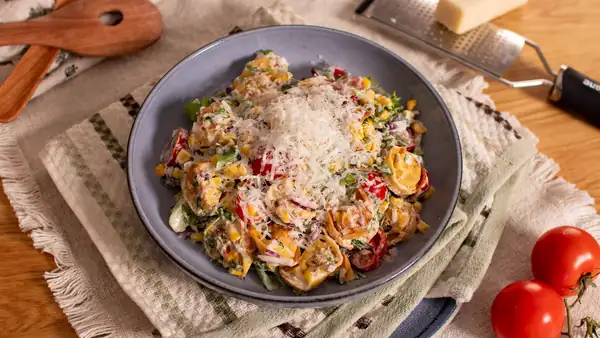 Salad with crispy pasta pillows