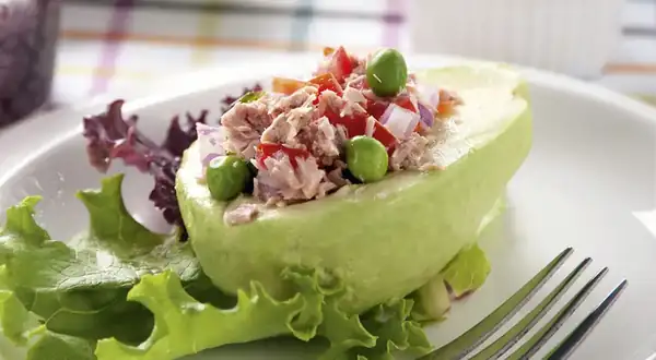 Prepare a delicious stuffed avocado with this recipe in just a few minutes