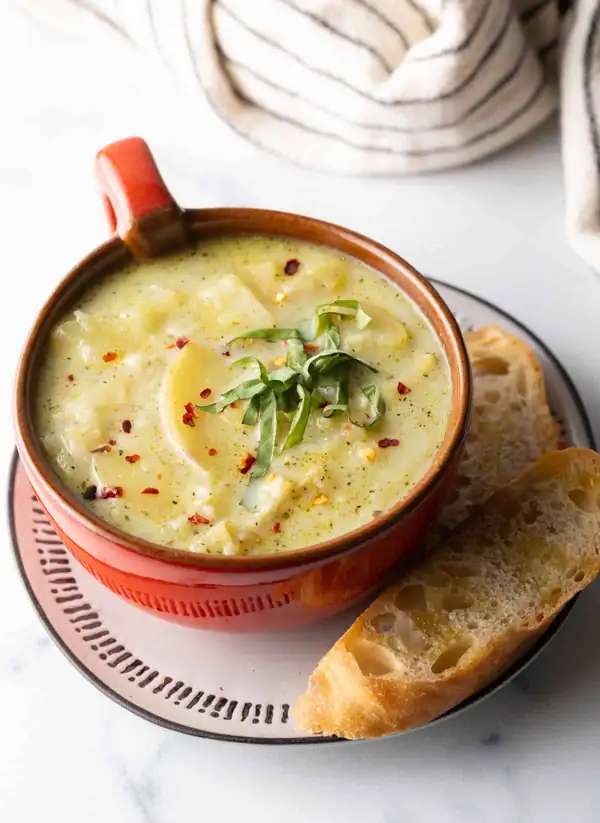 Receta fácil de sopa de patata y puerro