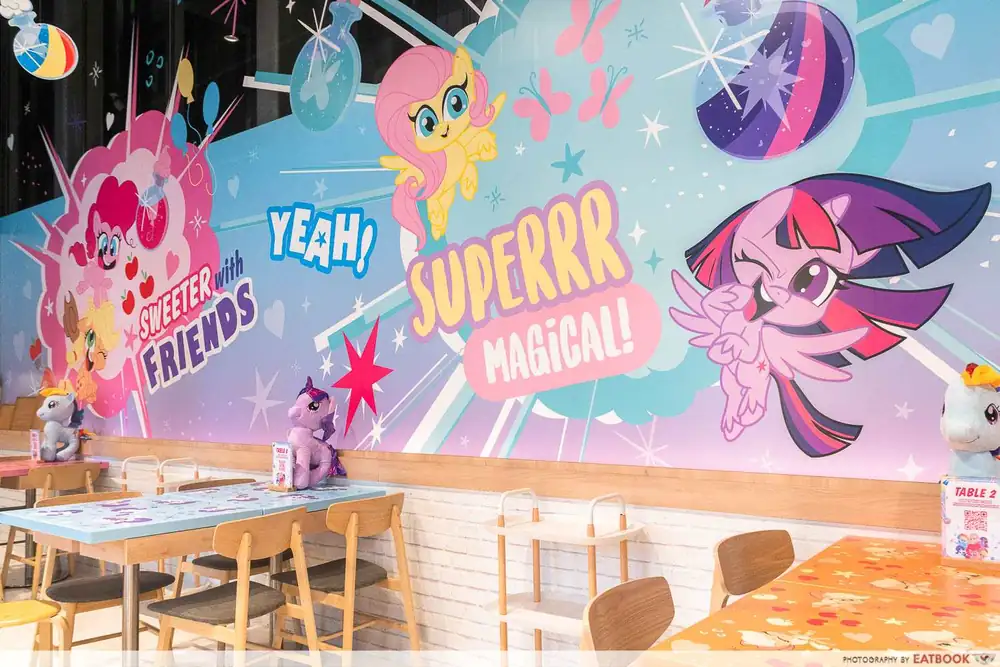 Reseña de My Little Pony Cafe: Hamburguesa Impossible Azul, tarta de manzana casera, refresco Galaxy y más en Orchard Central.