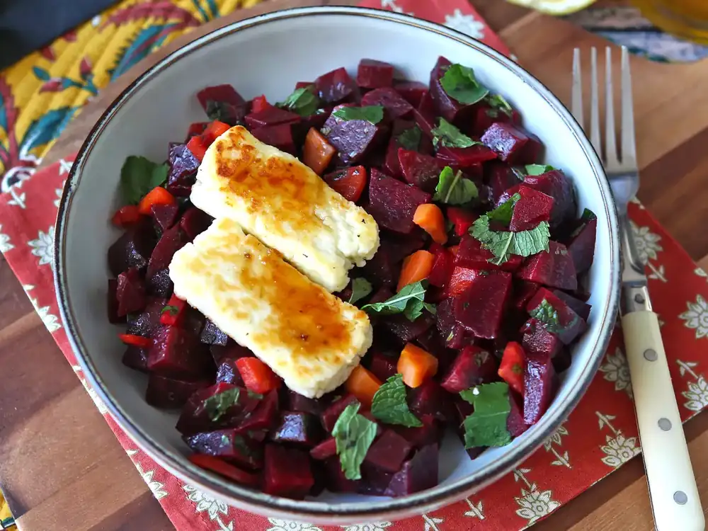 Ensalada de remolacha con halloumi a la parrilla