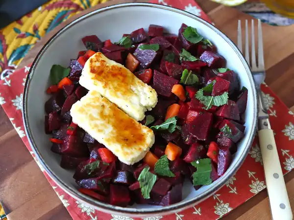 Beetroot salad with grilled halloumi