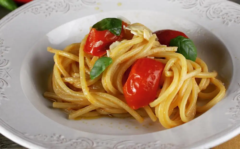 Pasta con pomodorini e basilico