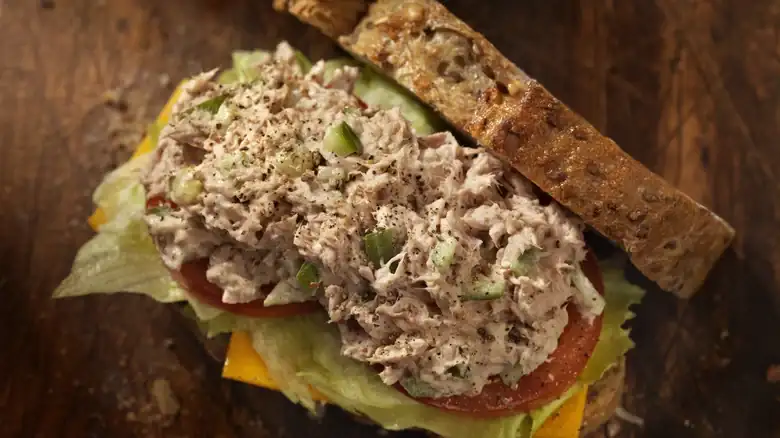 Sustituye la sal de tu ensalada de atún por la máxima mejora umami