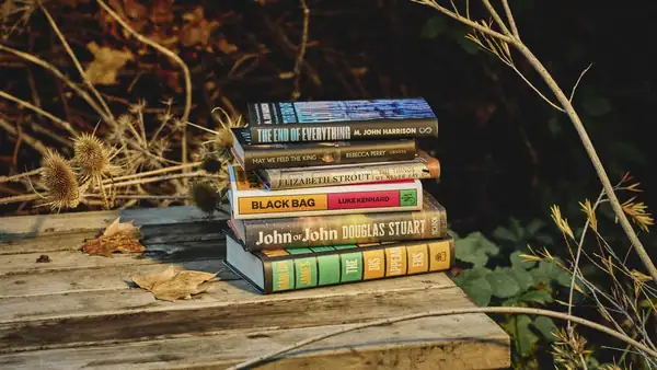 Aquí están las seis novelas preseleccionadas para el Premio Booker 2026