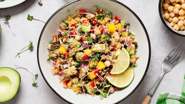 El consejo definitivo de Carla Hall para una ensalada de quinoa más esponjosa