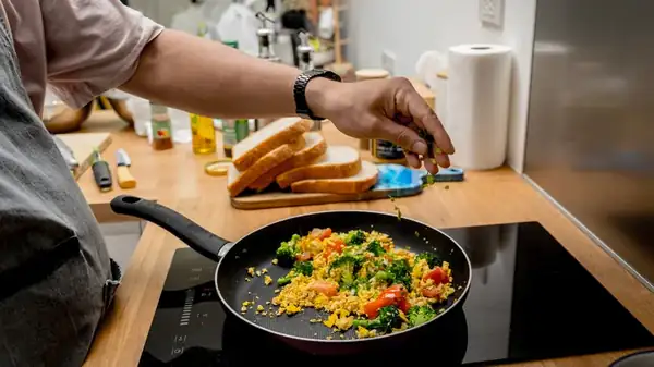 For Better Vegan Scrambled Eggs, Use This 2-Spice Combo