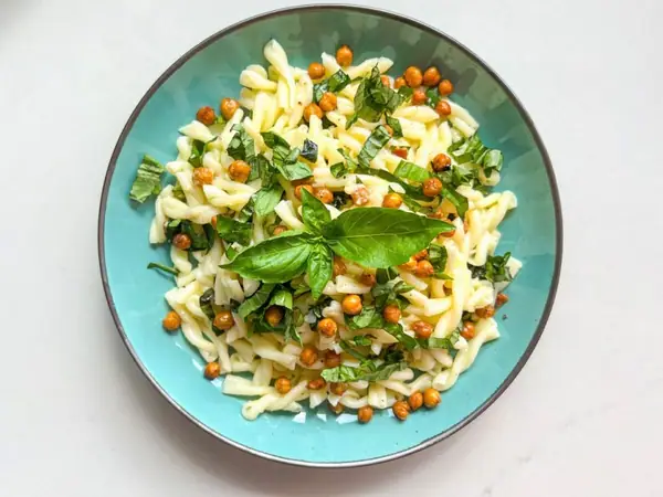 Ensalada de pasta con garbanzos, limón y albahaca
