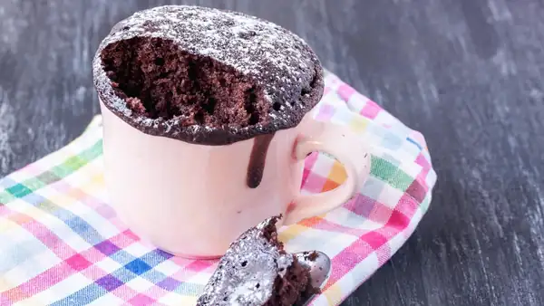 Pasteles de chocolate en taza para combatir el bajón de la tarde: súper rápidos y súper dulces