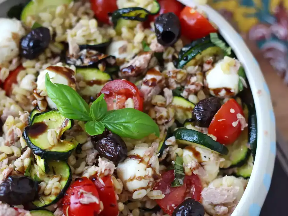 Wheat salad with tuna and mozzarella: fresh, Mediterranean and perfect for summer