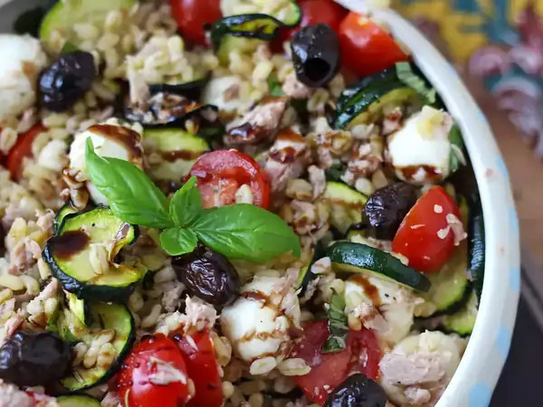 Wheat salad with tuna and mozzarella: fresh, Mediterranean and perfect for summer