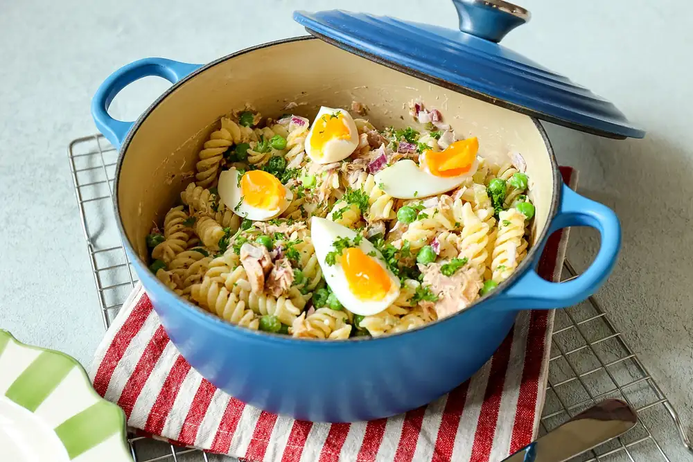 Pasta salad with tuna and egg