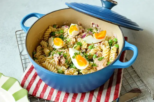 Pasta salad with tuna and egg