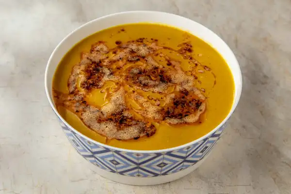 Sopa de lentejas con cúrcuma