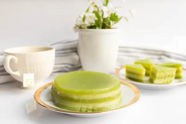 Pastel vietnamita de capas al vapor con pandan y pasta de frijol mungo (Banh da lon)