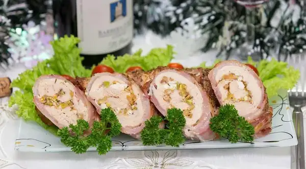 Rollo de pollo con albaricoques y tocino