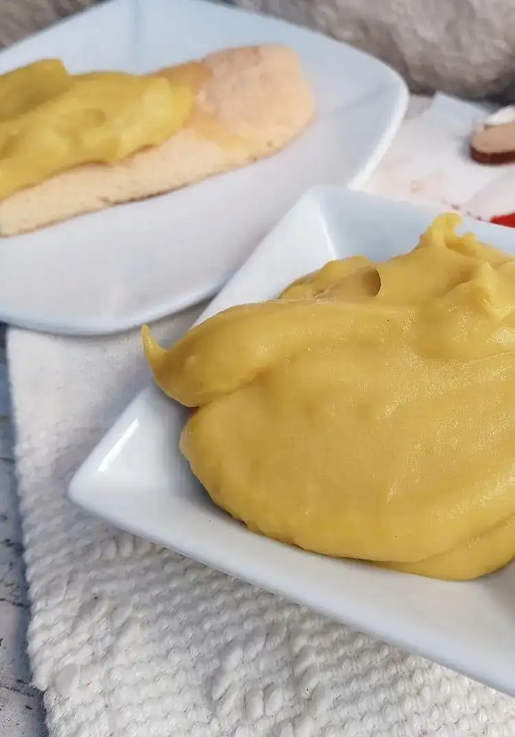 Sweet saffron béchamel sauce, gluten-free and lactose-free