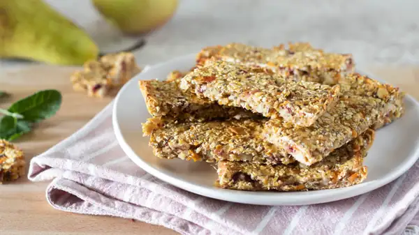 Do you throw away juicer waste? Here's a brilliant trick to transform it into super-crunchy, fiber-rich fitness bars!