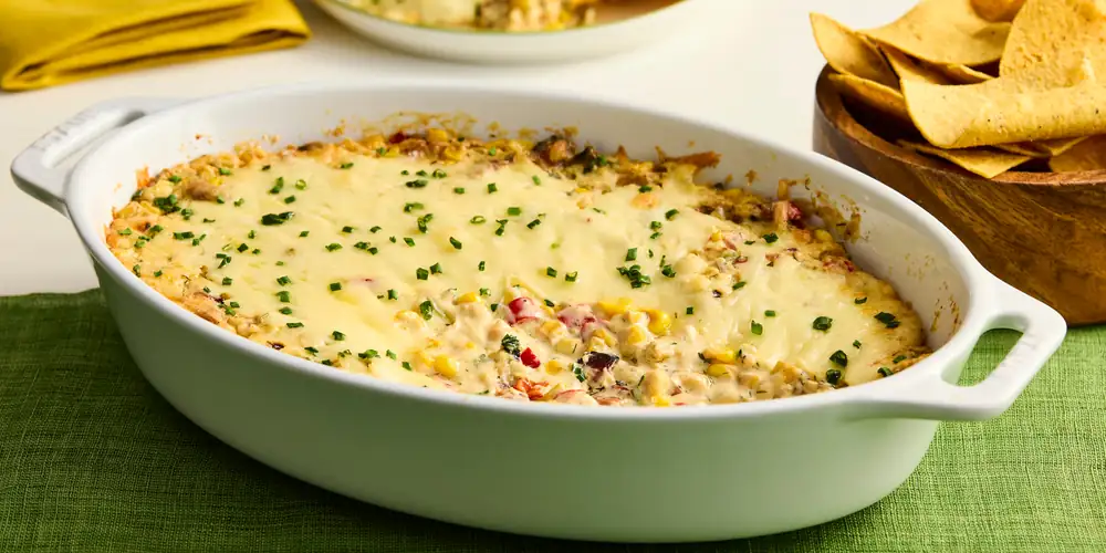 Comienza la temporada de fútbol con esta deliciosa salsa de maíz con queso, tocino y aderezo ranch.