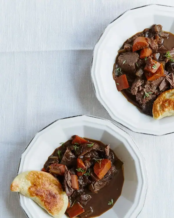 Paletilla de venado estofada con pierogi de champiñones