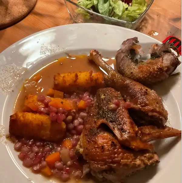 Guinea fowl with pomegranate, croquettes, salad