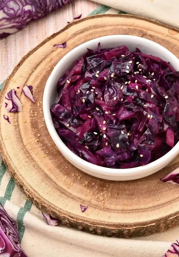 Sweet and sour purple cabbage