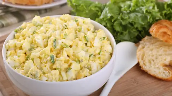 El pescado lleno de umami que le da un toque de sabor a la ensalada de huevo