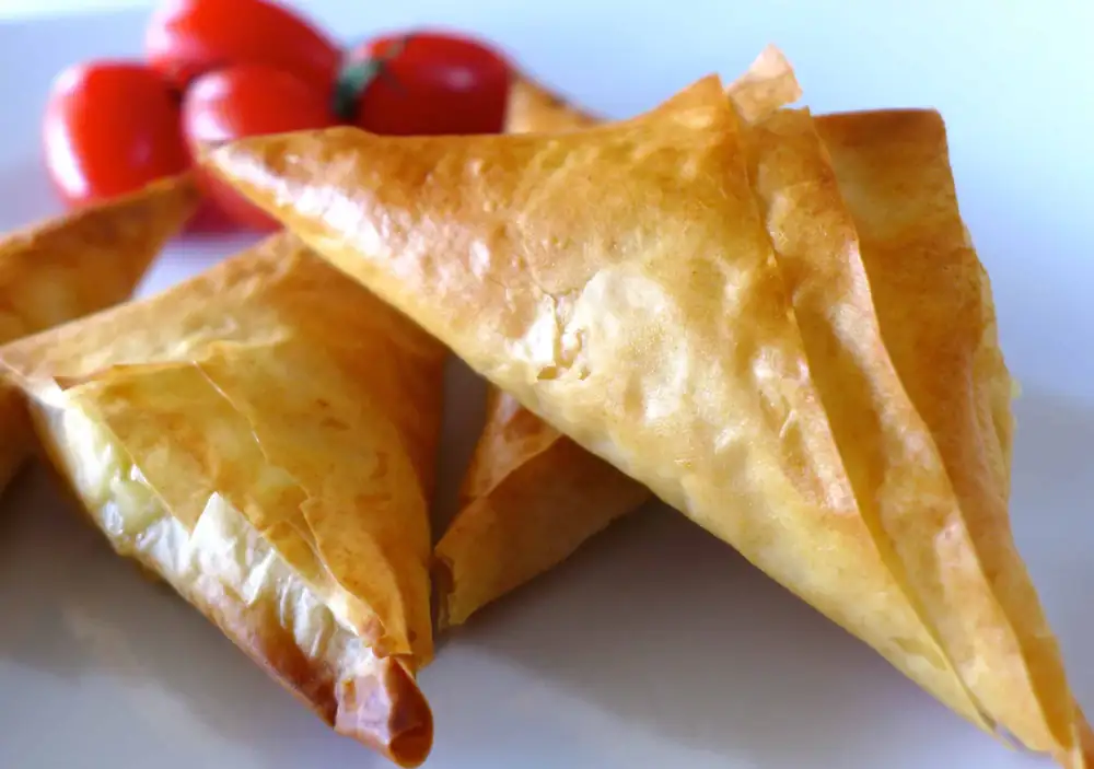 Receta de Mini Triángulos de Spanakopita (Spanakopitakia / triángulos griegos de espinacas)