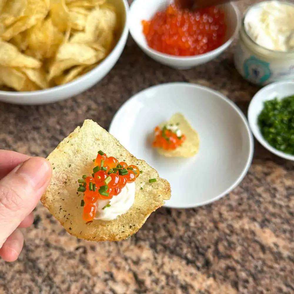 ¡Huevas de salmón (Ikura) con crema fresca y patatas fritas!