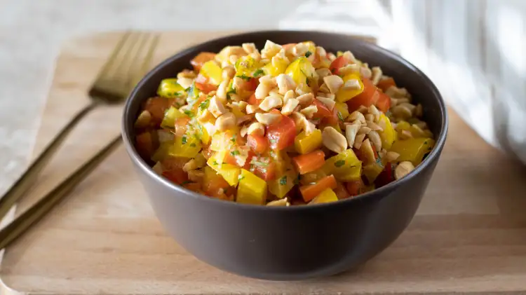 ¡El truco para una ensalada tailandesa-mediterránea perfecta y crujiente, lista en solo 5 minutos!