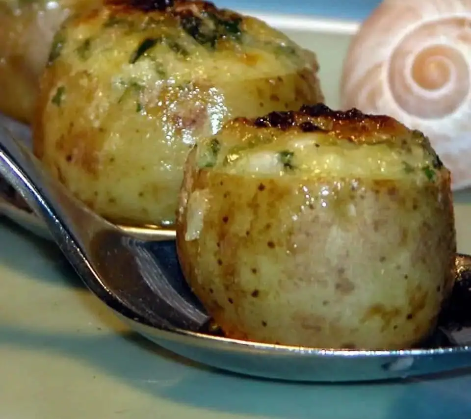 Caracoles gratinados en patata marmolada